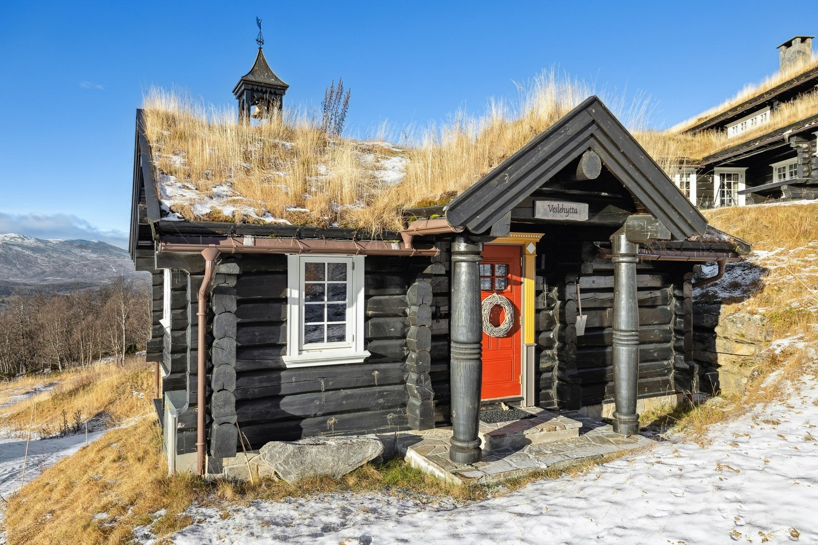 I tillegg til hovedhytta får du et innholdsrikt anneks med garasje, som gir ekstra fleksibilitet og komfort for både familie og gjester. Galleribilde