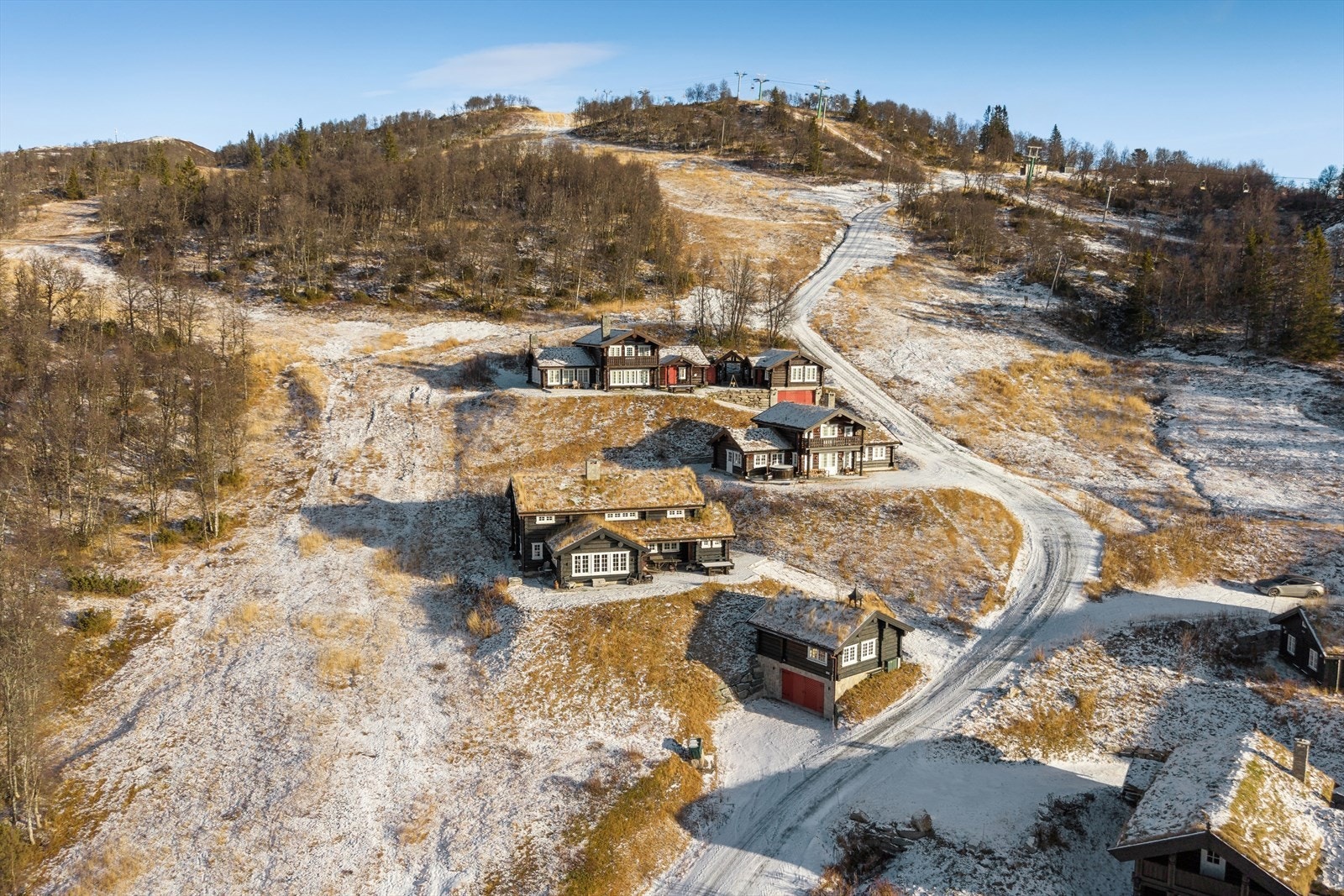 Troner øverst i Litaulli - her nyter du spektakulær utsikt og fritidbolig med alt hva du kan ønske. Galleribilde