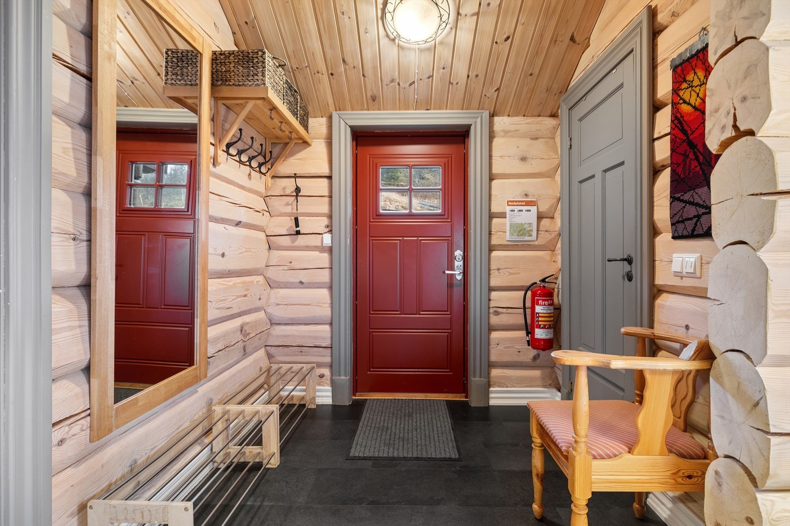 Inngangsparti til annekset med flislagt gulv og god plass til oppbevaring av ytterklær. Galleribilde