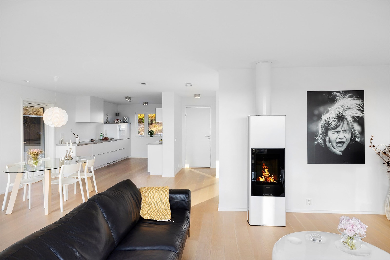 I stuen er det montert en peisovn fra Contura, tilknyttet stålrørspipe fra byggeåret. Galleribilde