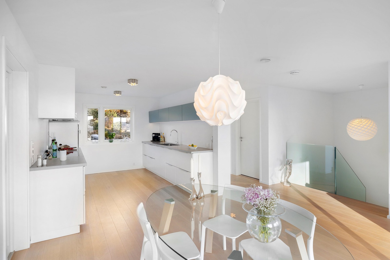 Kjøkkenet ligger i åpen løsning mot stuen med innredning levert av Schmidt kjøkken. Galleribilde