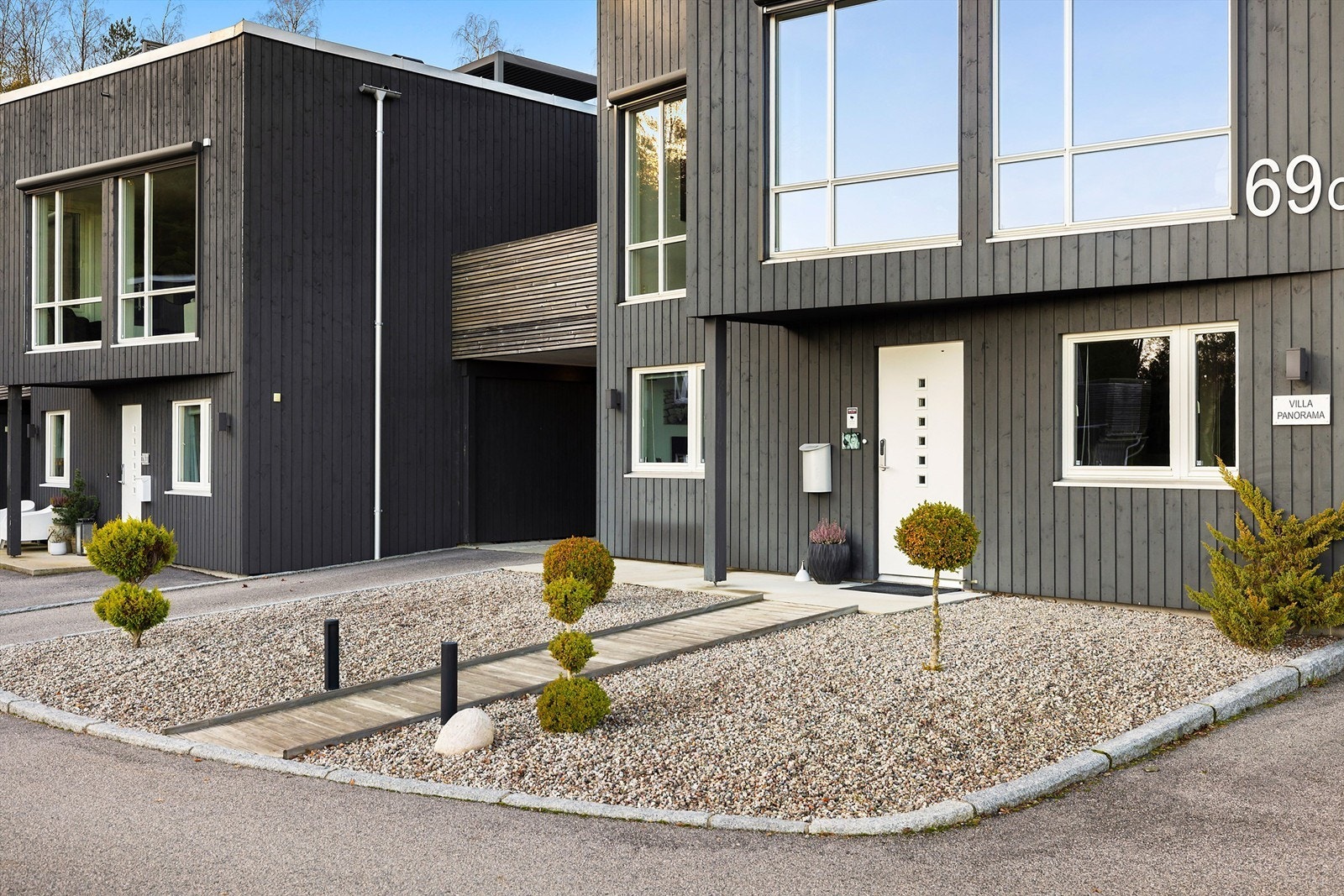 Bygningen er iht. tilstandsrapporten oppført på støpt betong mot grunn. Plate på mark. Yttervegger, etasjeskiller og tak i trekonstruksjoner. Fasader med stående trekledning. Flatt tak tekket med asfaltbelegg. Galleribilde