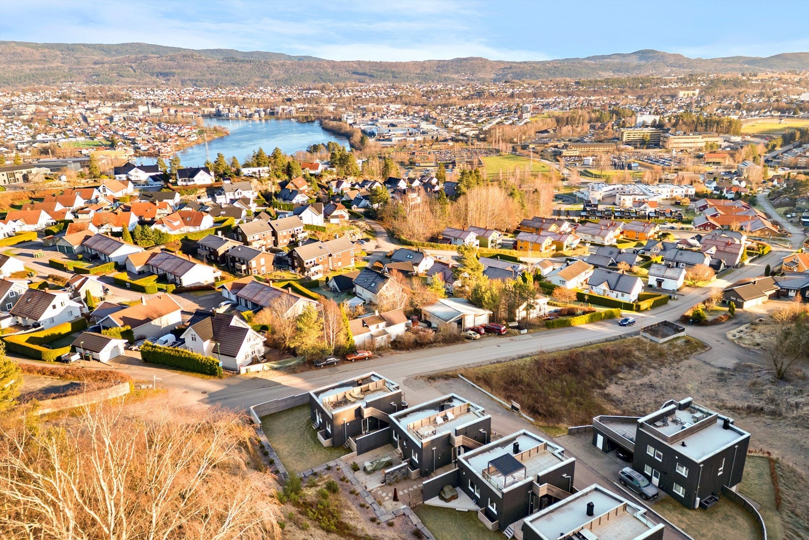 Eiendommen ligger i veletablert og attraktivt område på Bakkane. Det er gangavstand til sykehuset Telemark og Herkules kjøpesenter, samt Skien fritidspark med flotte tur og treningsområder. Galleribilde