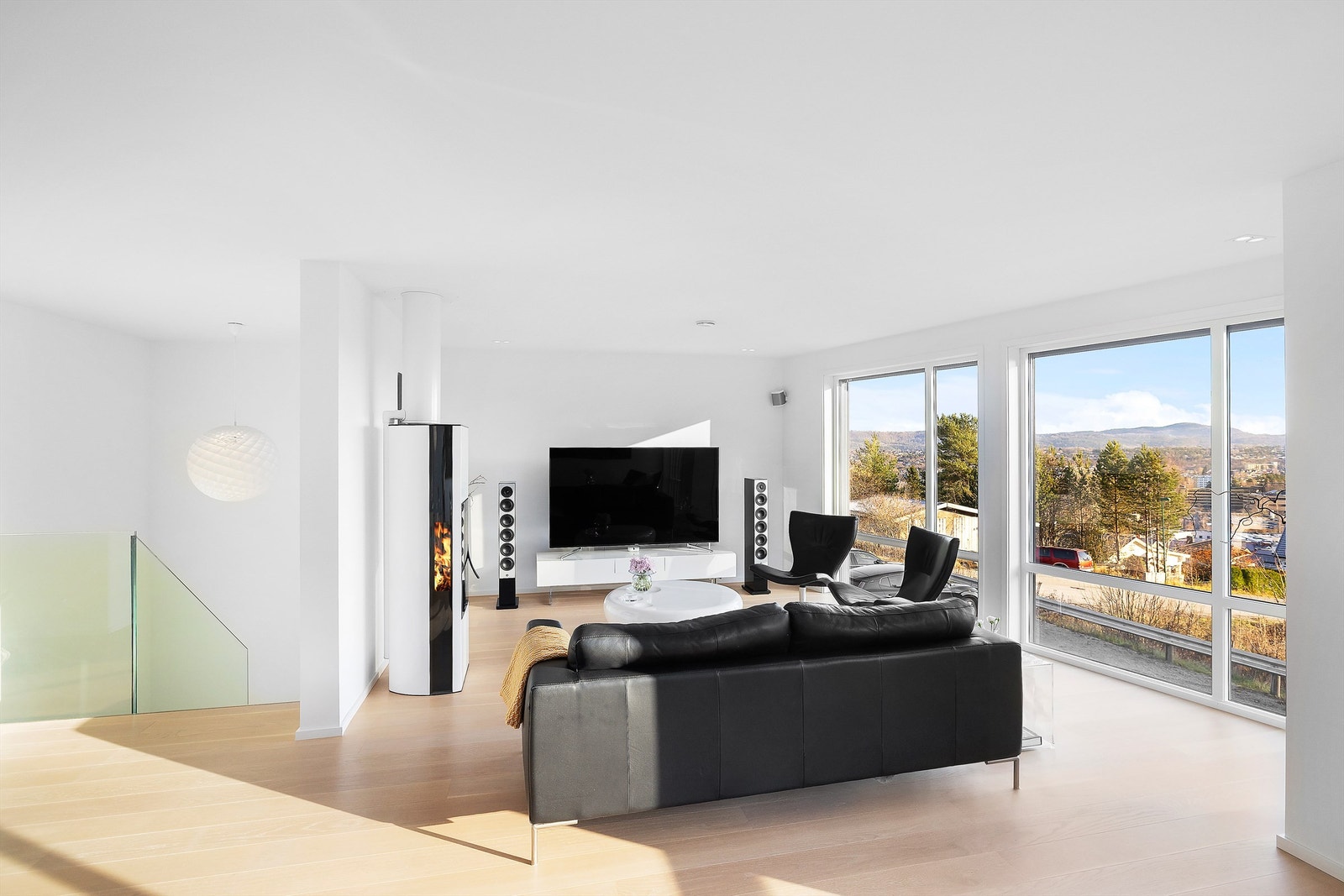 Boligen har også flott designtrapp med glassrekkverk som gir et moderne og lyst uttrykk Galleribilde