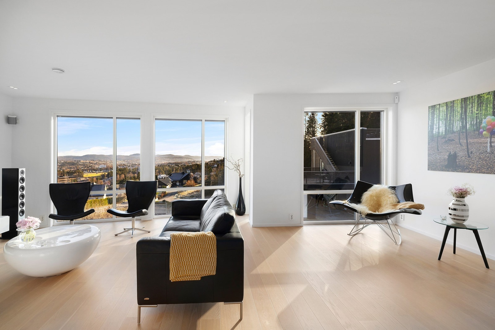 Boligen holder en gjennomgående god standard med moderne materialvalg og løsninger. Galleribilde