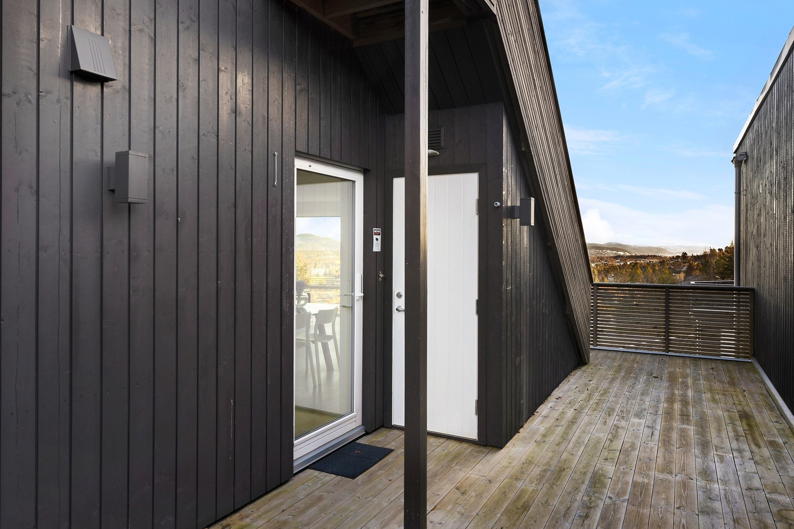 Bod med utvendig adkomst i 2.etasje er oppmålt til 2 m2 (BRA-e). Boden har et totalt gulvareal (GUA) på 4 m2, men grunnet skråtak/lav takhøyde er kun 4 m2 av arealet måleverdig som bruksareal. Galleribilde