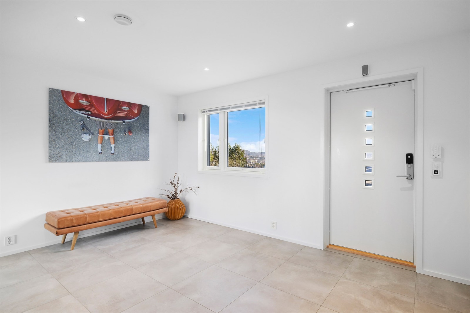 Boligen har vinduer med to-lags isolerglass og terrassedører med tre-lags isolerglass. Ytterdør i sandwichkonstruksjon med isolerglassfelt og nøkkelfri kodelås. Galleribilde