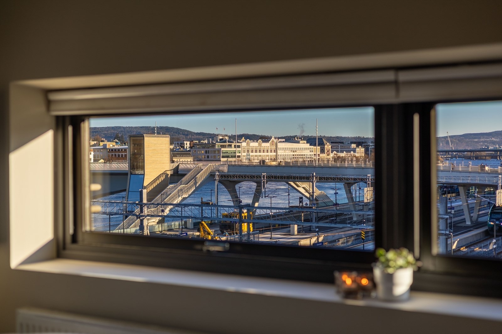 Hyggelig utsikt fra stuevindu Galleribilde