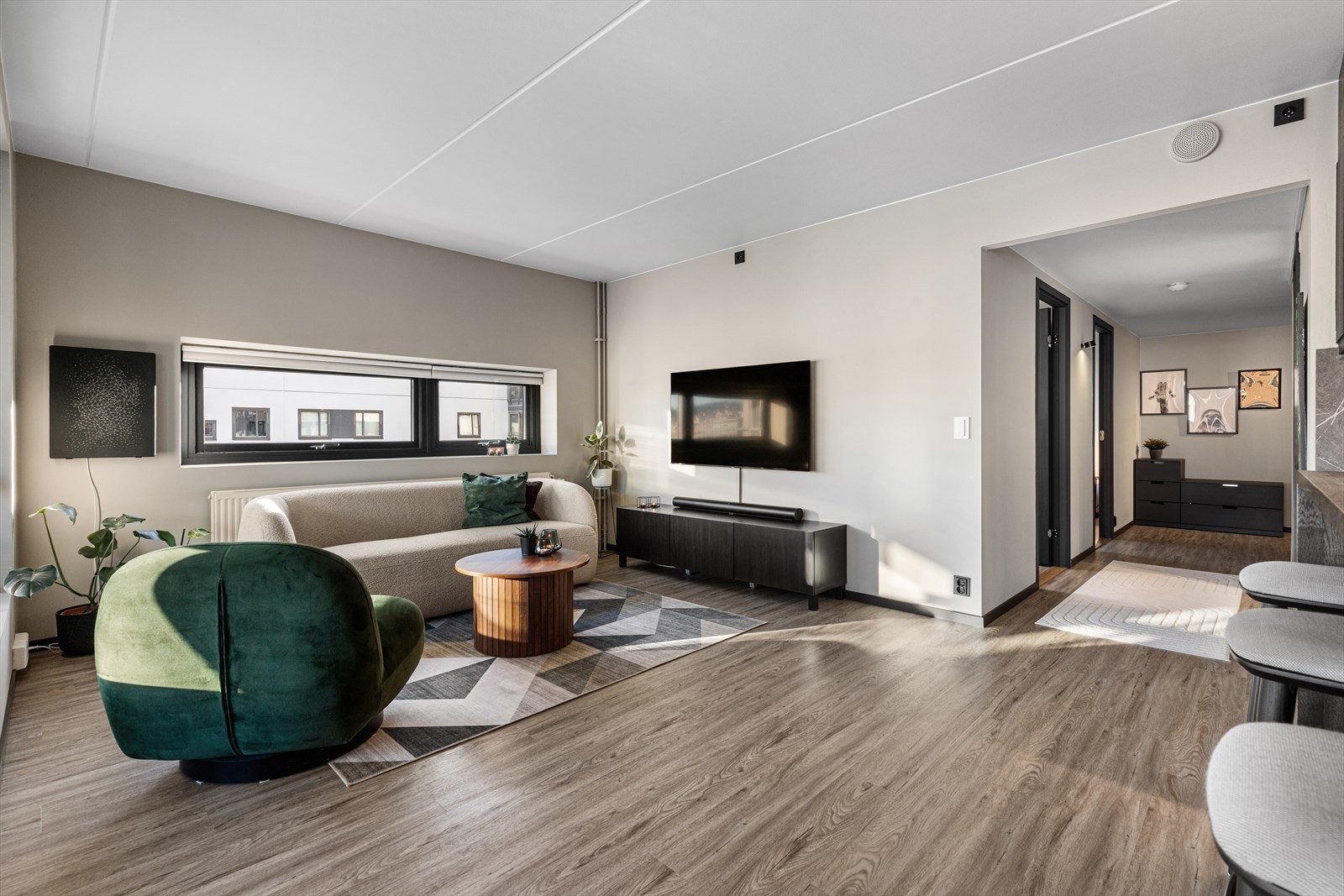 Stuen gir enkelt plass for sofagruppe med tilhørende tv-møblement Galleribilde