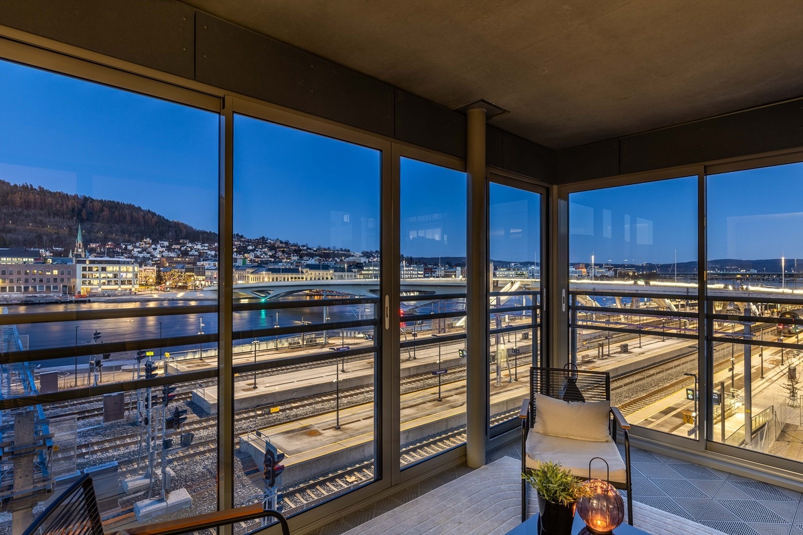 Vidstrakt utsikt over elva Galleribilde