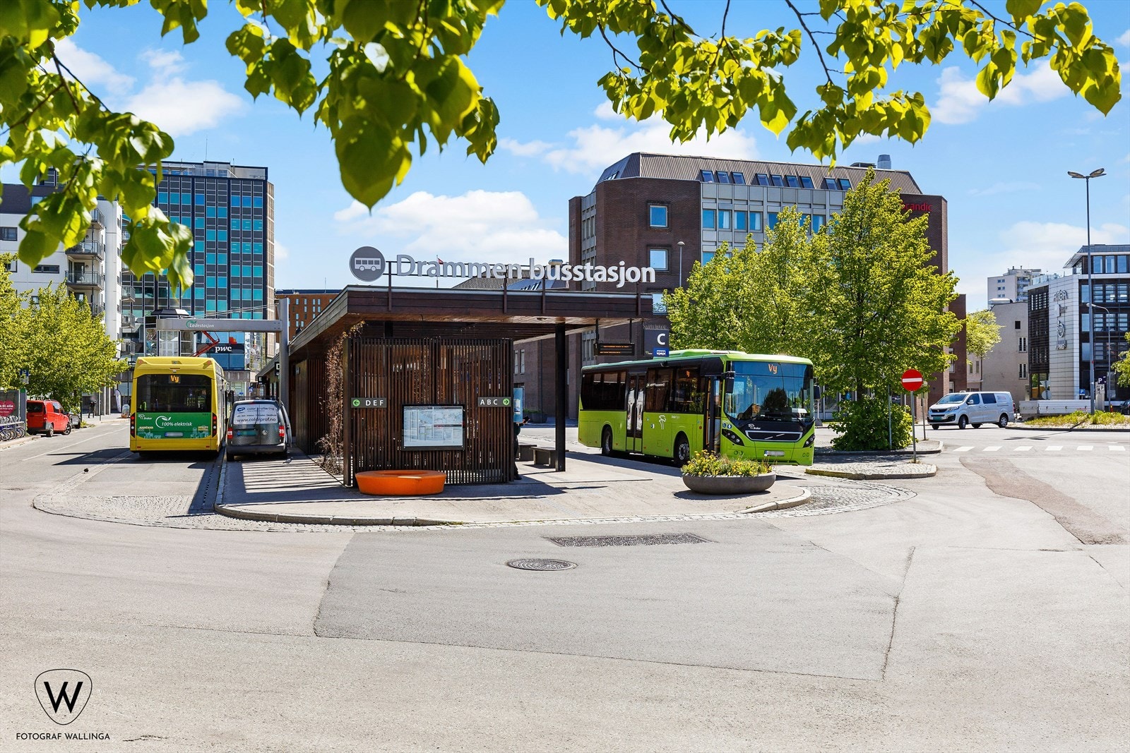 Drammen busstasjon er rett utenfor inngangsdøren Galleribilde
