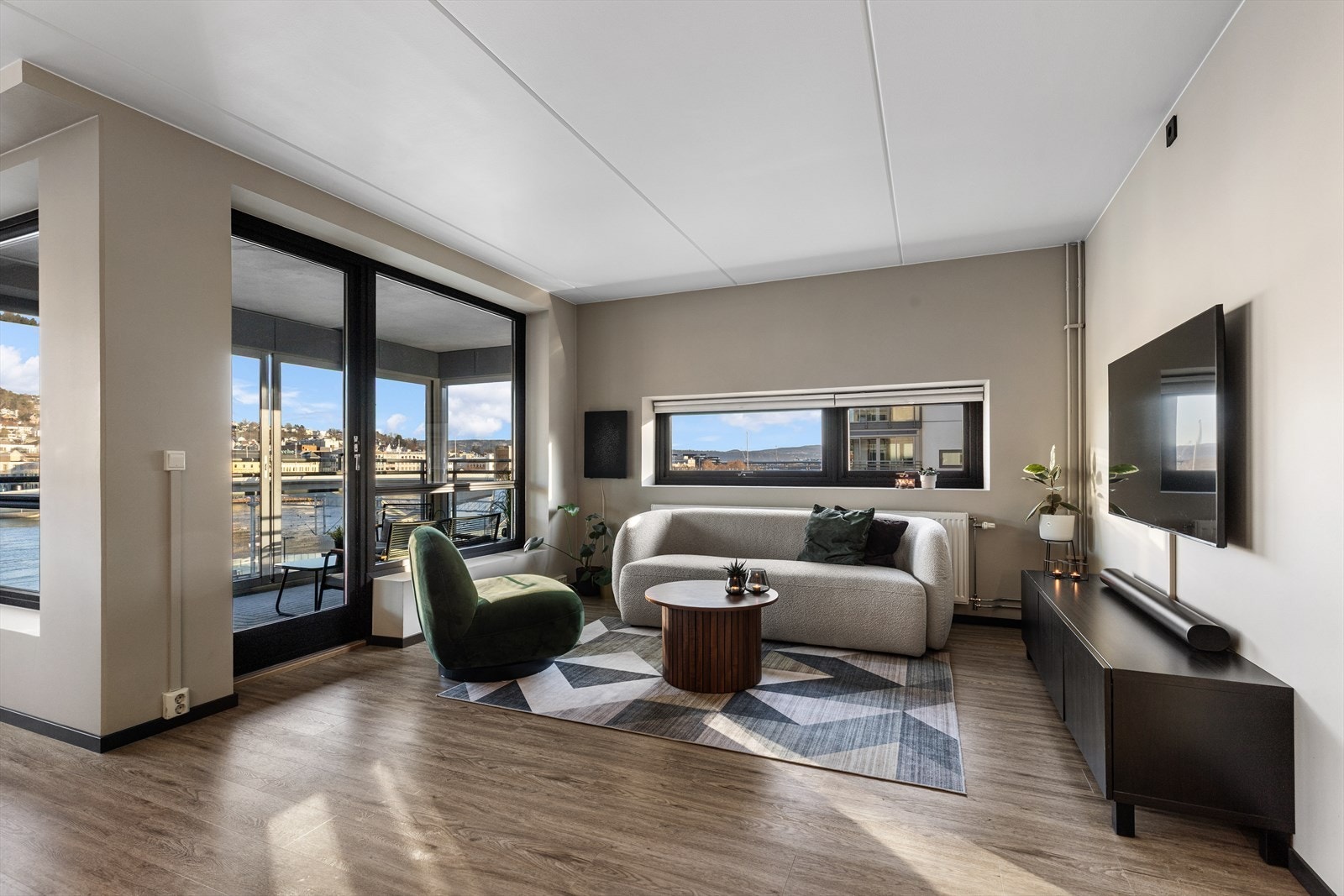 Verdt å nevne er at stuen er oppgradert med nye overflater i 2024 Galleribilde