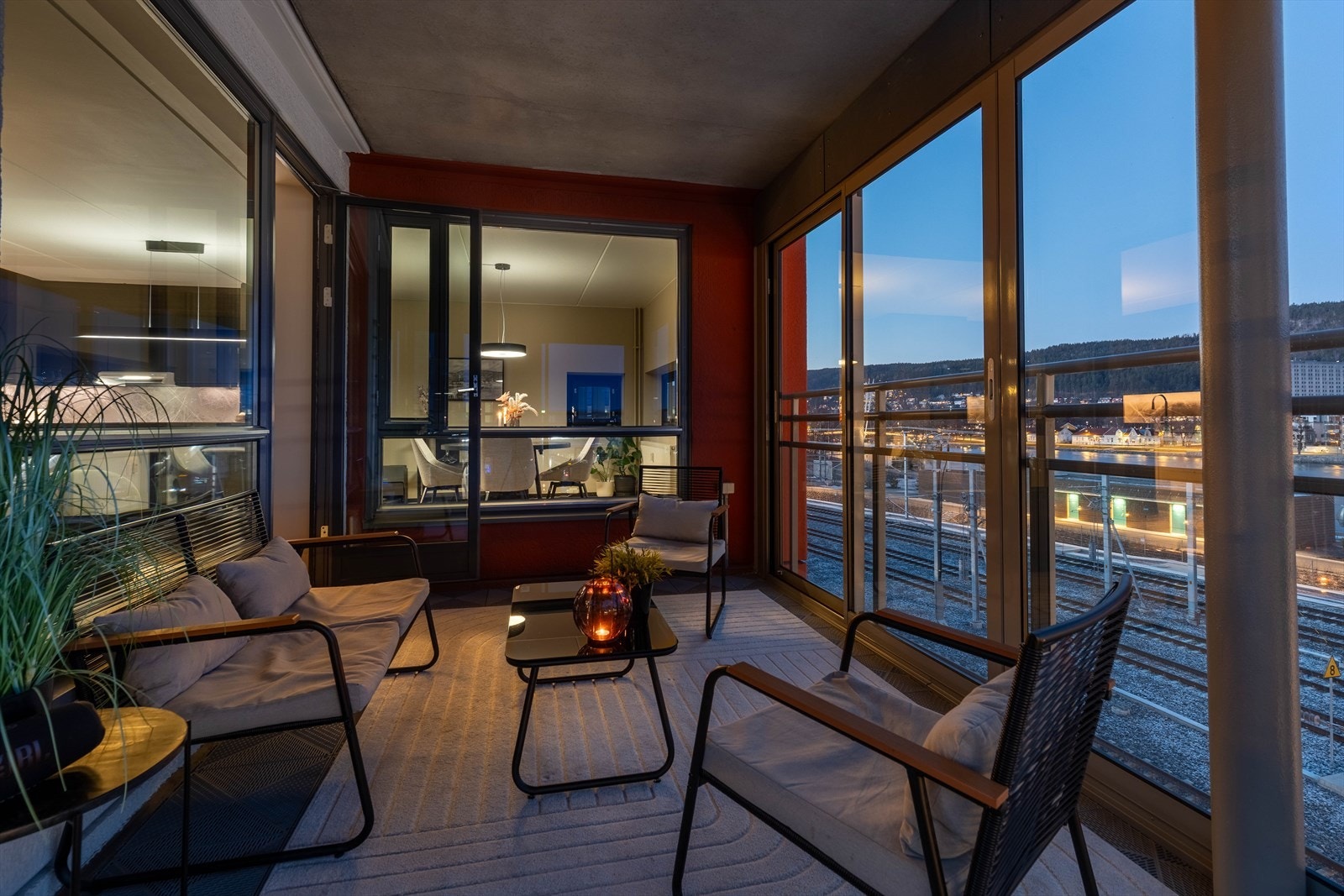 God plass for diverse utemøblement Galleribilde