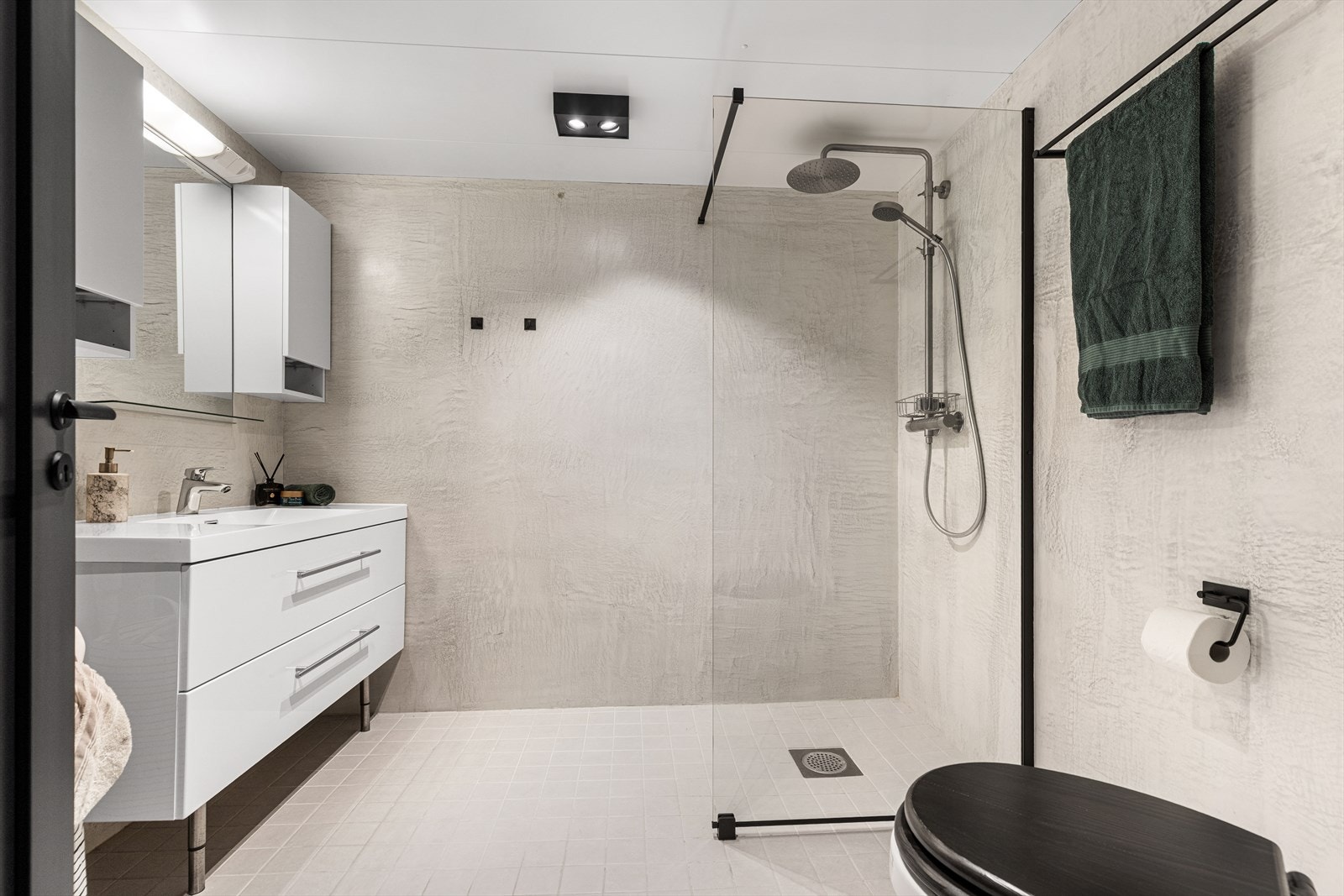 Pent bad som er oppgradert med microsement på vegger i 2019 Galleribilde