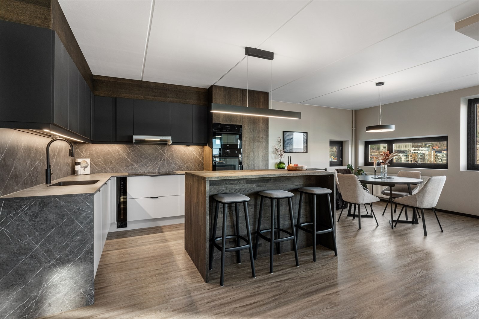 Lekkert og innholdsrikt kjøkken fra 2024 med innredning fra HTH Galleribilde