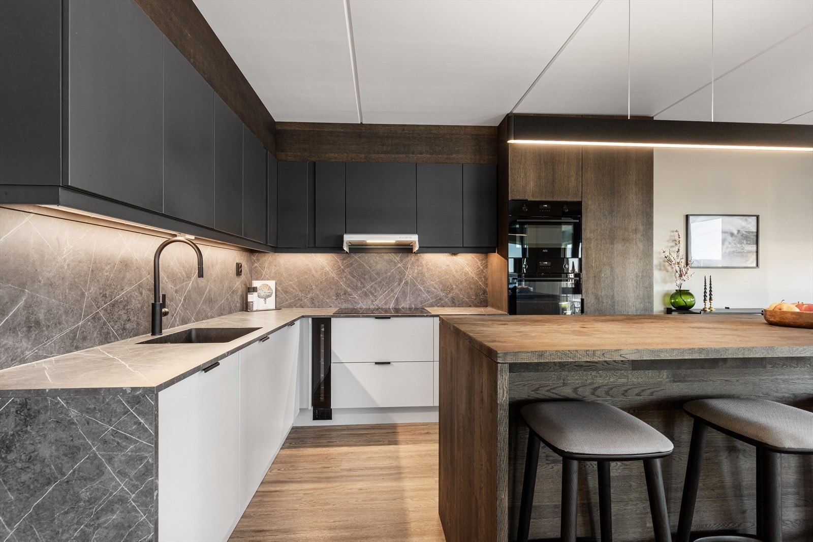 Kjøkkenet er utstyrt med integrert utstyr som mikro, stekeovn, platetopp, kjøl/fryseskap, oppvaskmaskin og vinskap Galleribilde