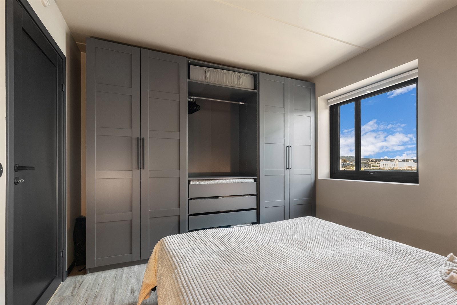 med god plass for flere garderobeskap Galleribilde