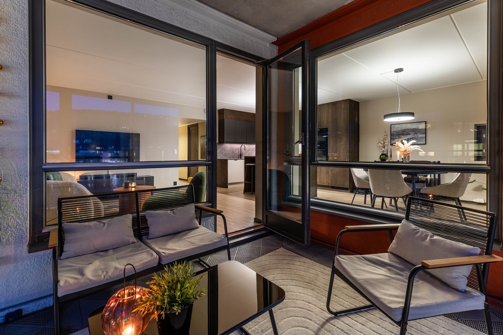 Balkongen er på ca. 11 m2 Galleribilde