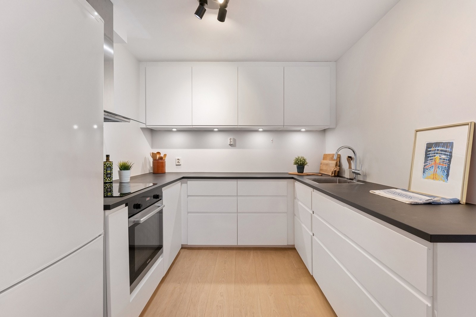 Her finner du integrerte hvitevarer som inkluderer oppvaskmaskin, komfyr og platetopp. Galleribilde