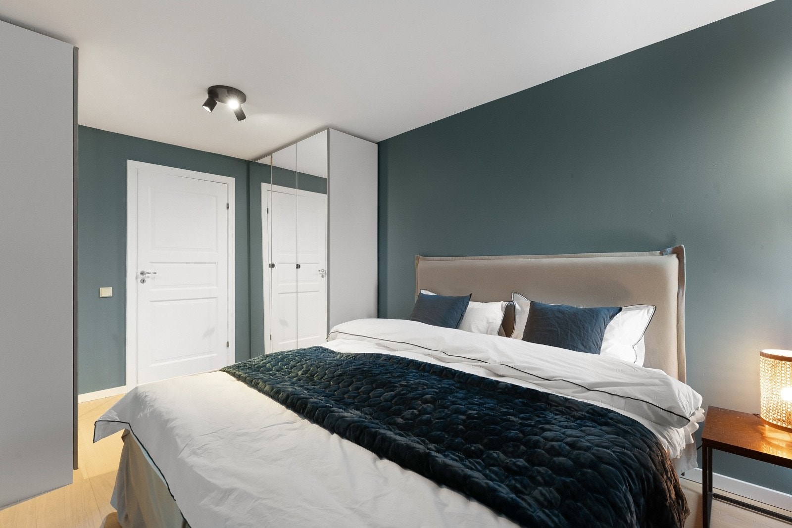 Soverommet har god plass til dobbeltseng og tilhørende møblement. Malt i lune farger. Galleribilde