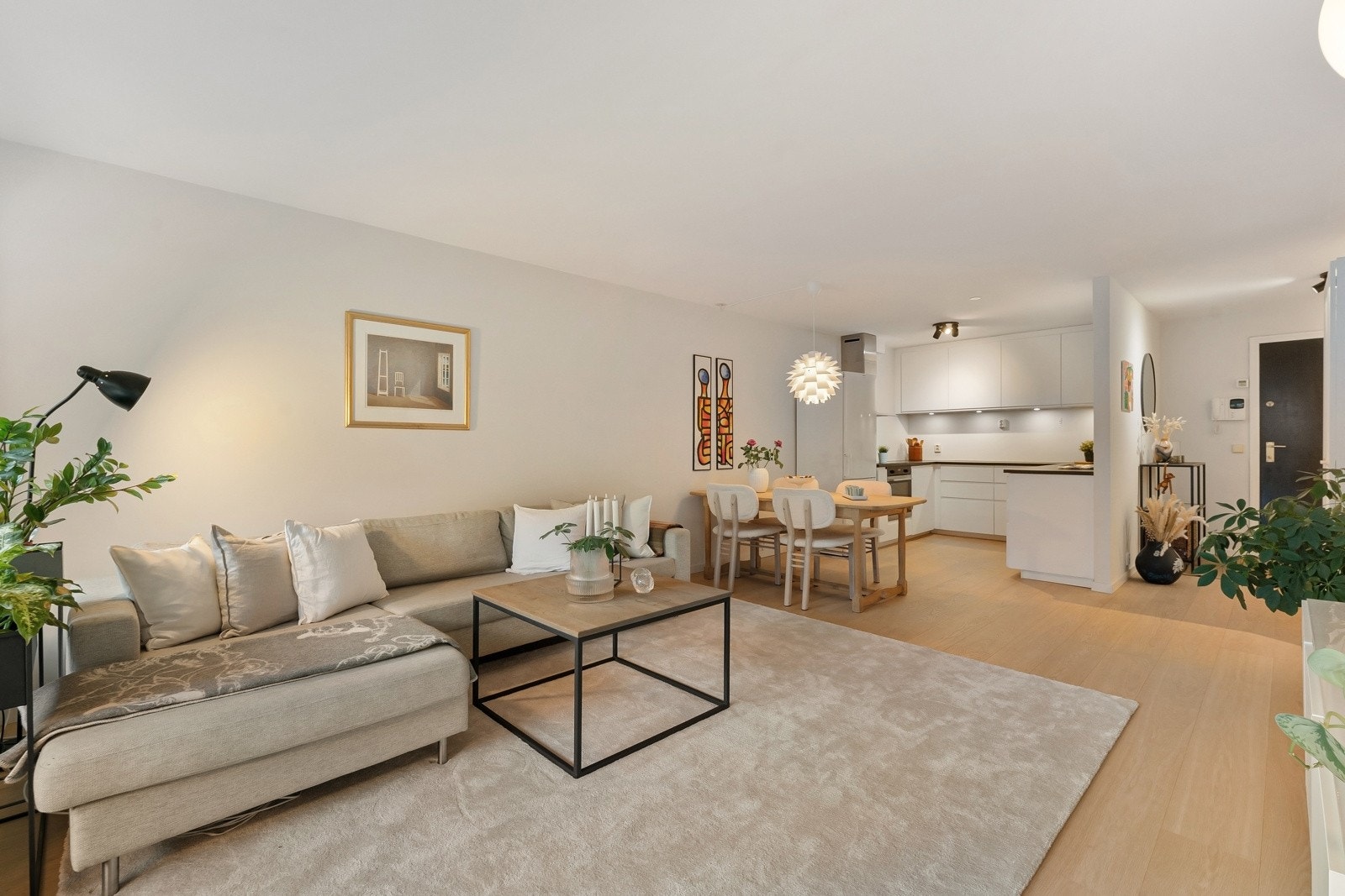 Åpen stue- og kjøkkenløsningen gir god romfølelse og fleksibilitet til å innrede akkurat slik du ønsker. Galleribilde