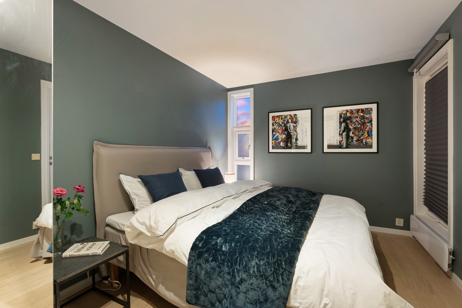 Fra badet er det direkte adgang til en garderobedel før man kommer til soverommet. Galleribilde