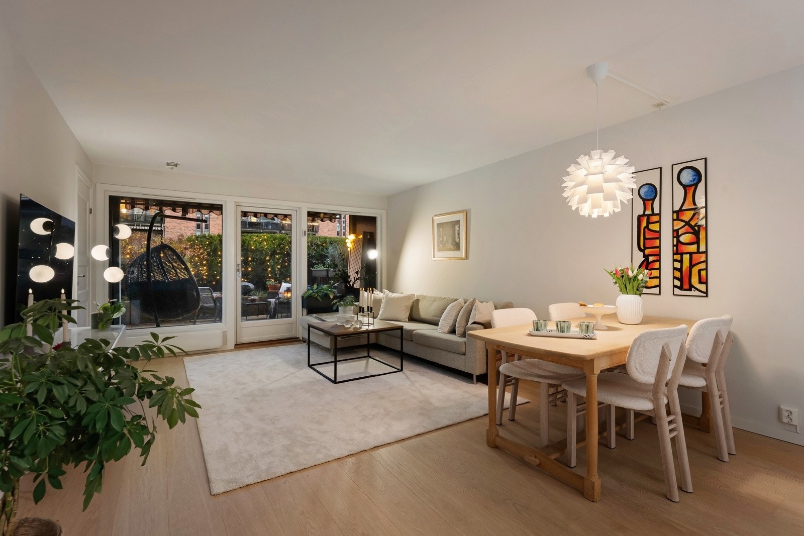 Du ønskes velkommen inn i en lys og innbydende stue med god plass til et hyggelig sofahjørne. Galleribilde