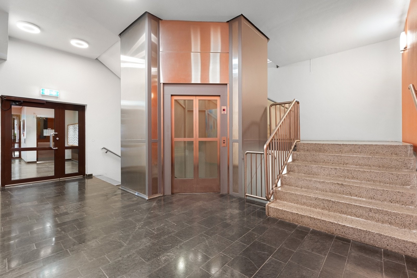 Heis gir enkel og behagelig adkomst, her kan du også komme direkte til og fra bod i kjeller og garasjeanlegget. Galleribilde