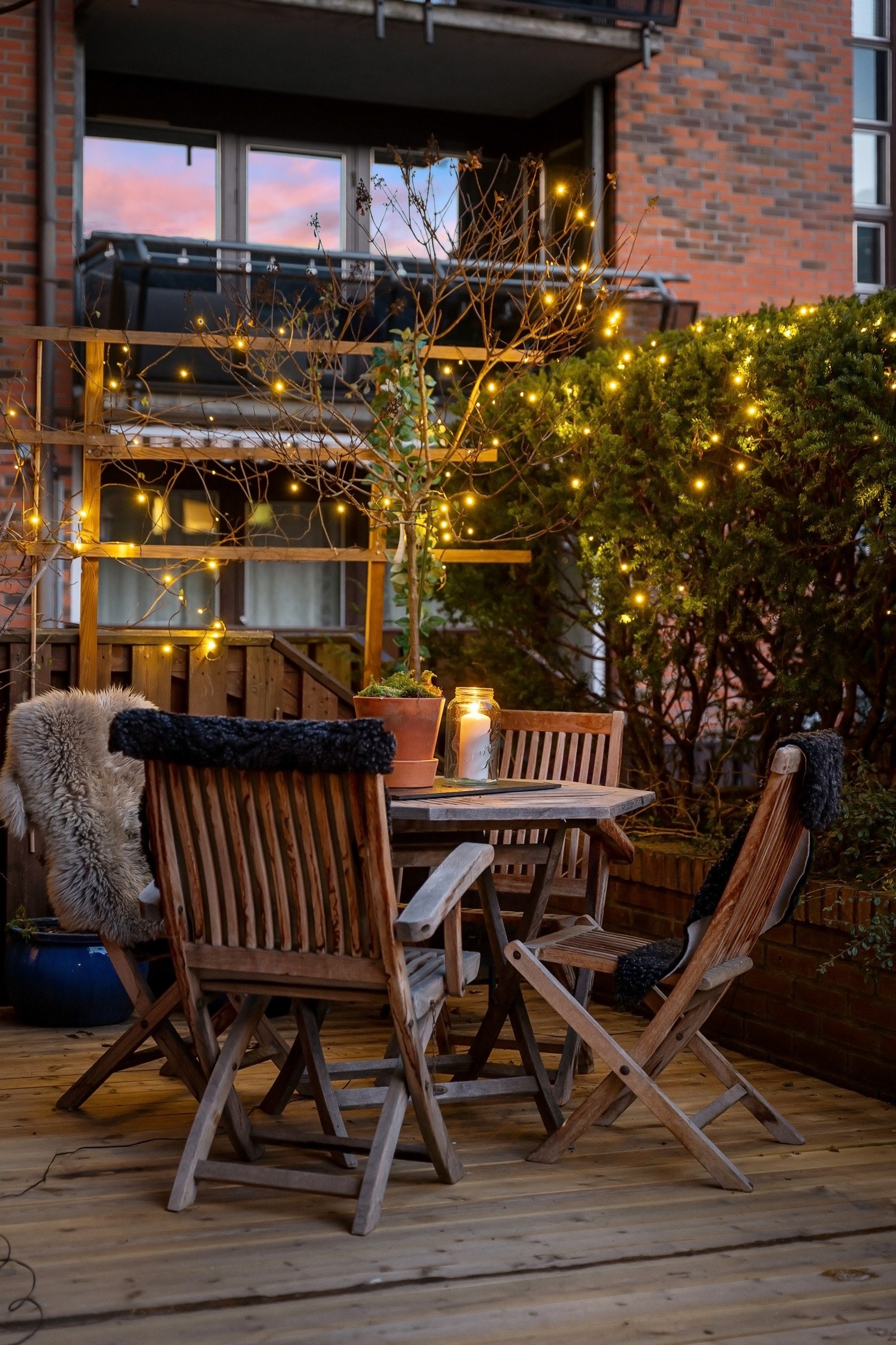 Dagens eier har innredet uteplassen i tre soner: en spisesone, et avslapningshjørne og en sosial lounge. Galleribilde