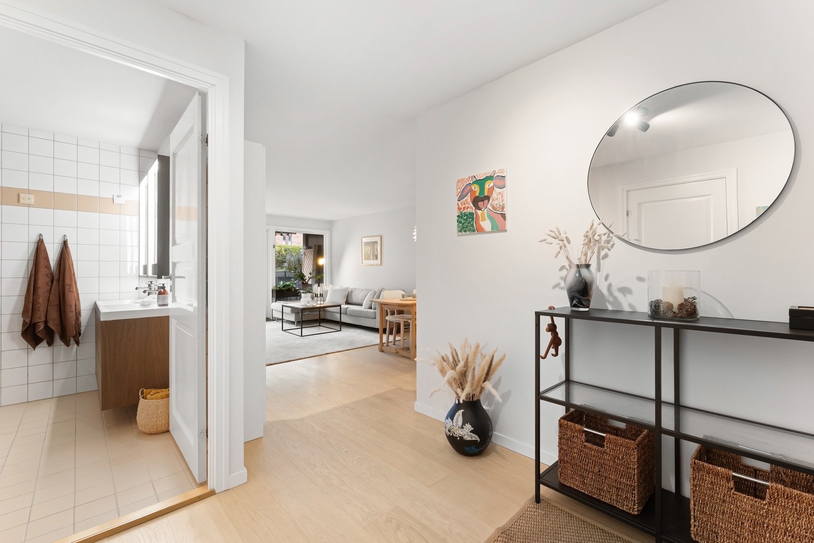 Entréen er romslig og kan enkelt innredes med ekstra garderobeskap ved behov. Galleribilde