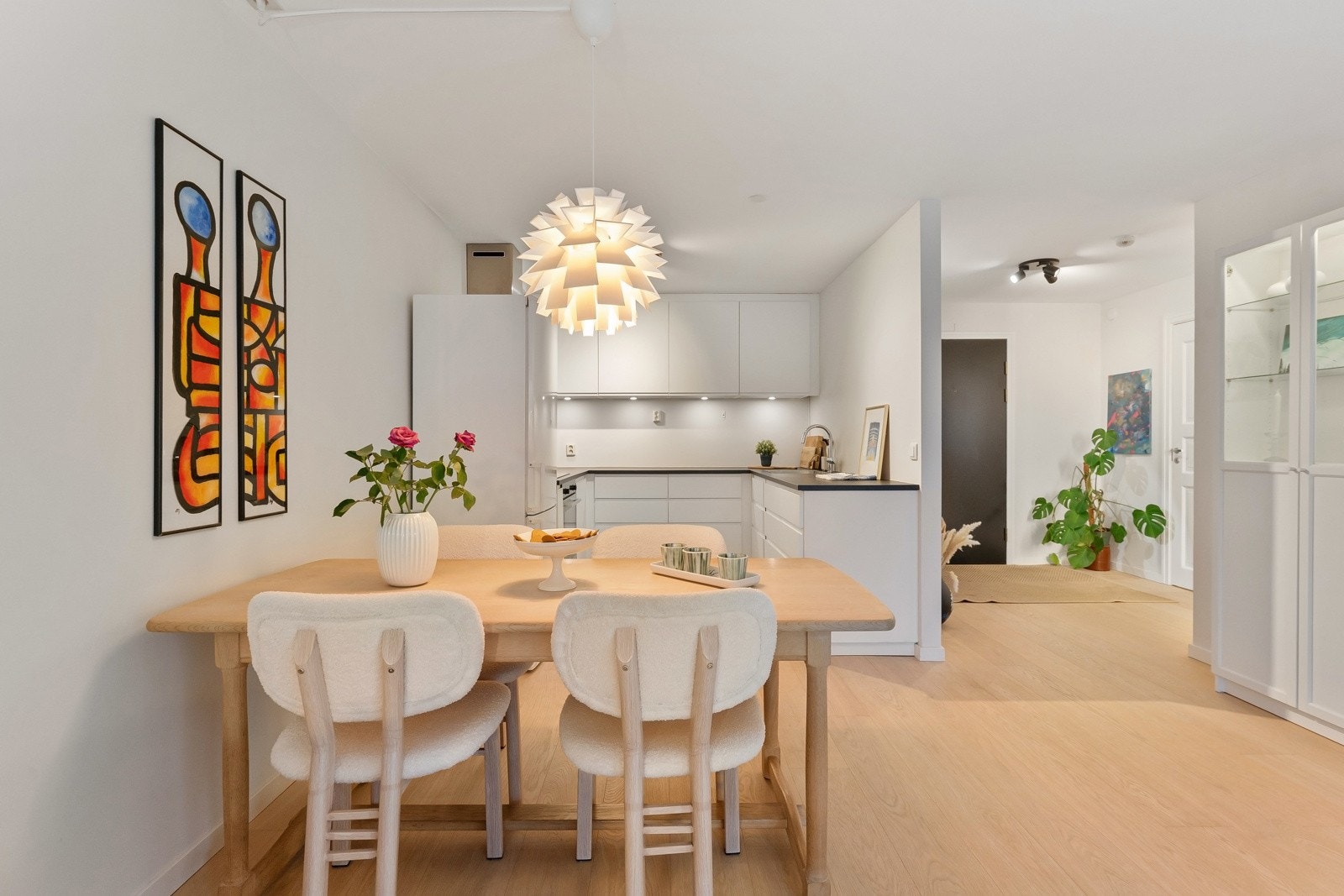 Fra stuen er det direkte adgang til en romslig entré. Galleribilde