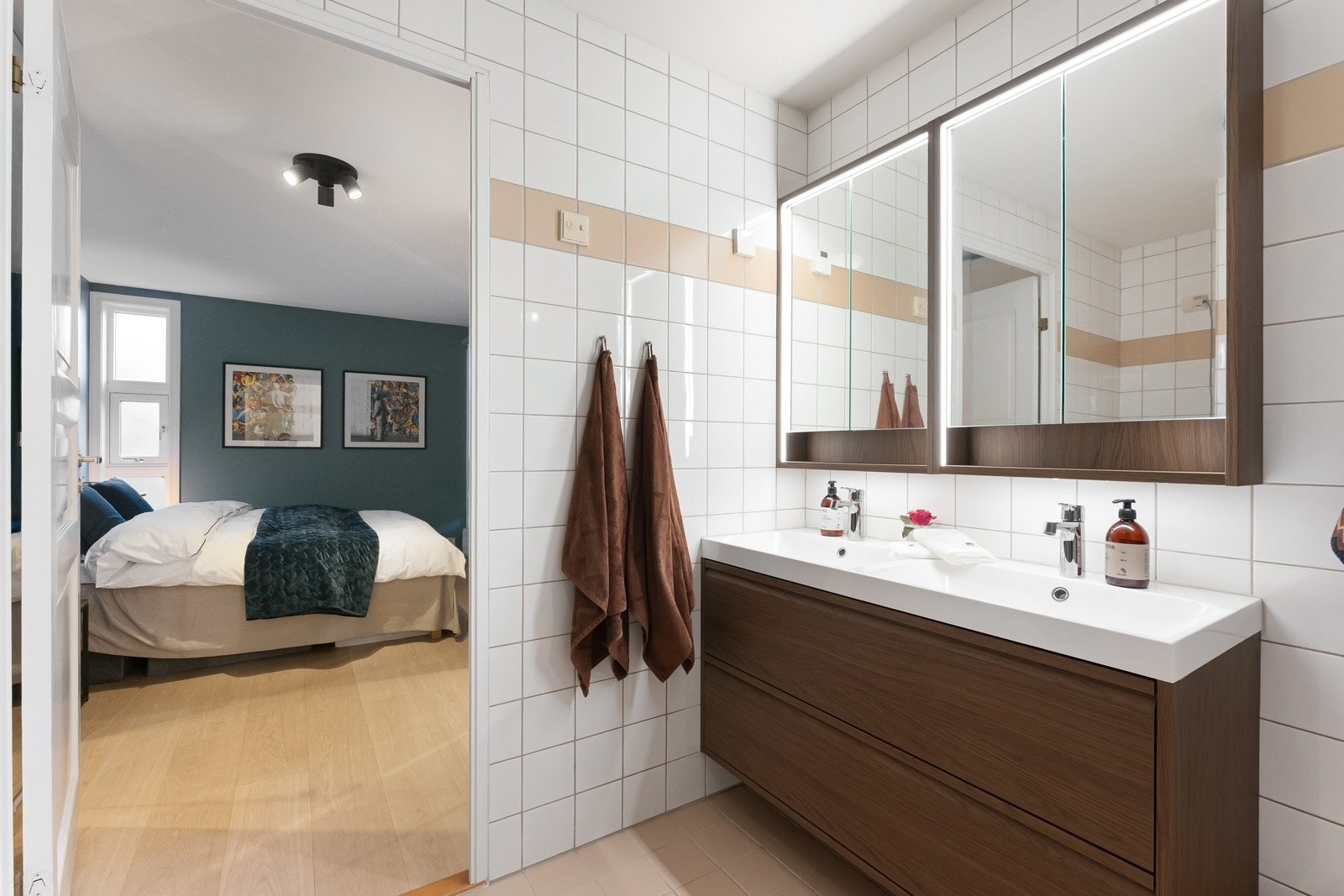 Eier har nylig oppgradert med ny servant og blandebatteri, som gir badet en innbydende og behagelig atmosfære. Galleribilde