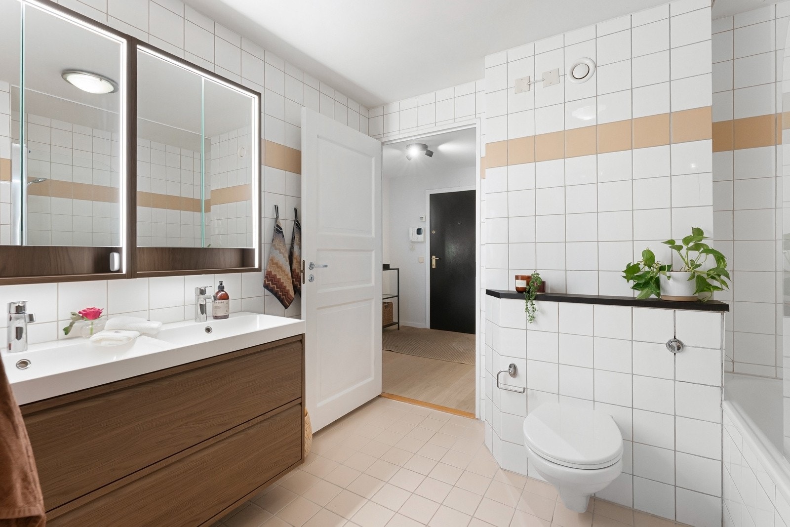 Badet er flislagt med lyse fliser og har varmekabler i gulvet. Galleribilde