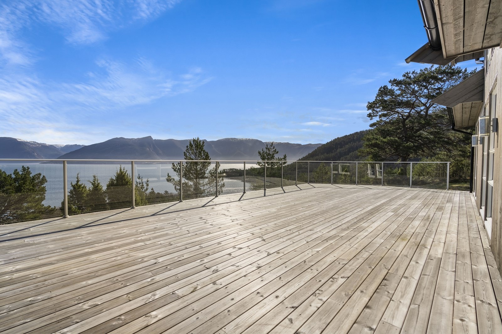 Nyt den fantastiske utsikten utover Sognefjorden og omliggende fjell Galleribilde