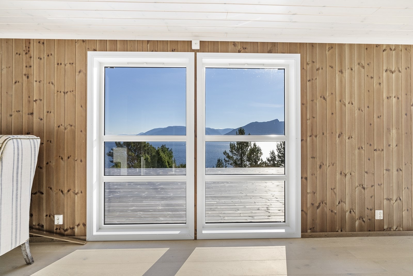 Store vindusflater gir gode lysforhold i rommet, samt man kan nyte utsikten fra innsiden Galleribilde