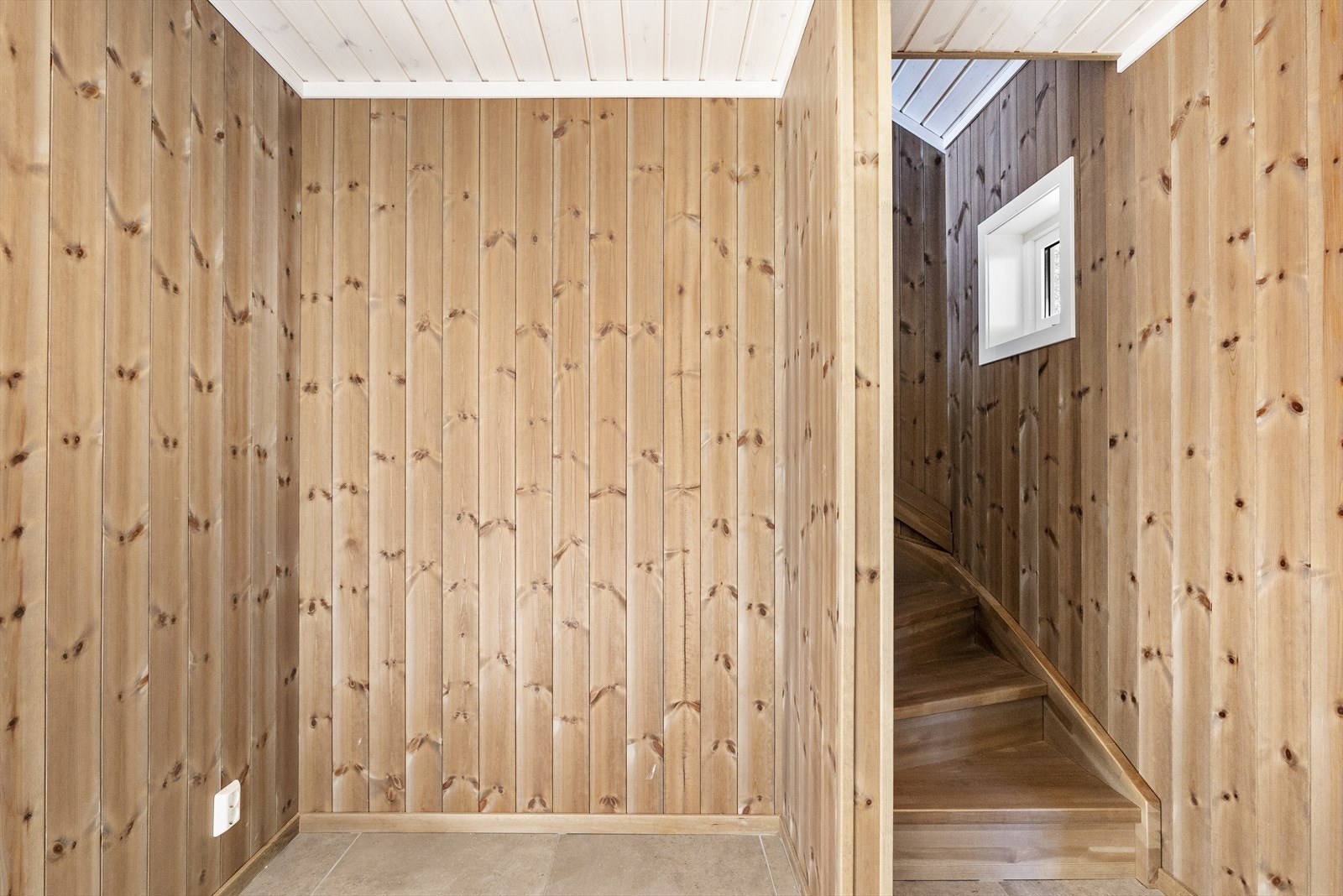 Gang med trapp opp til 2.etasje Galleribilde