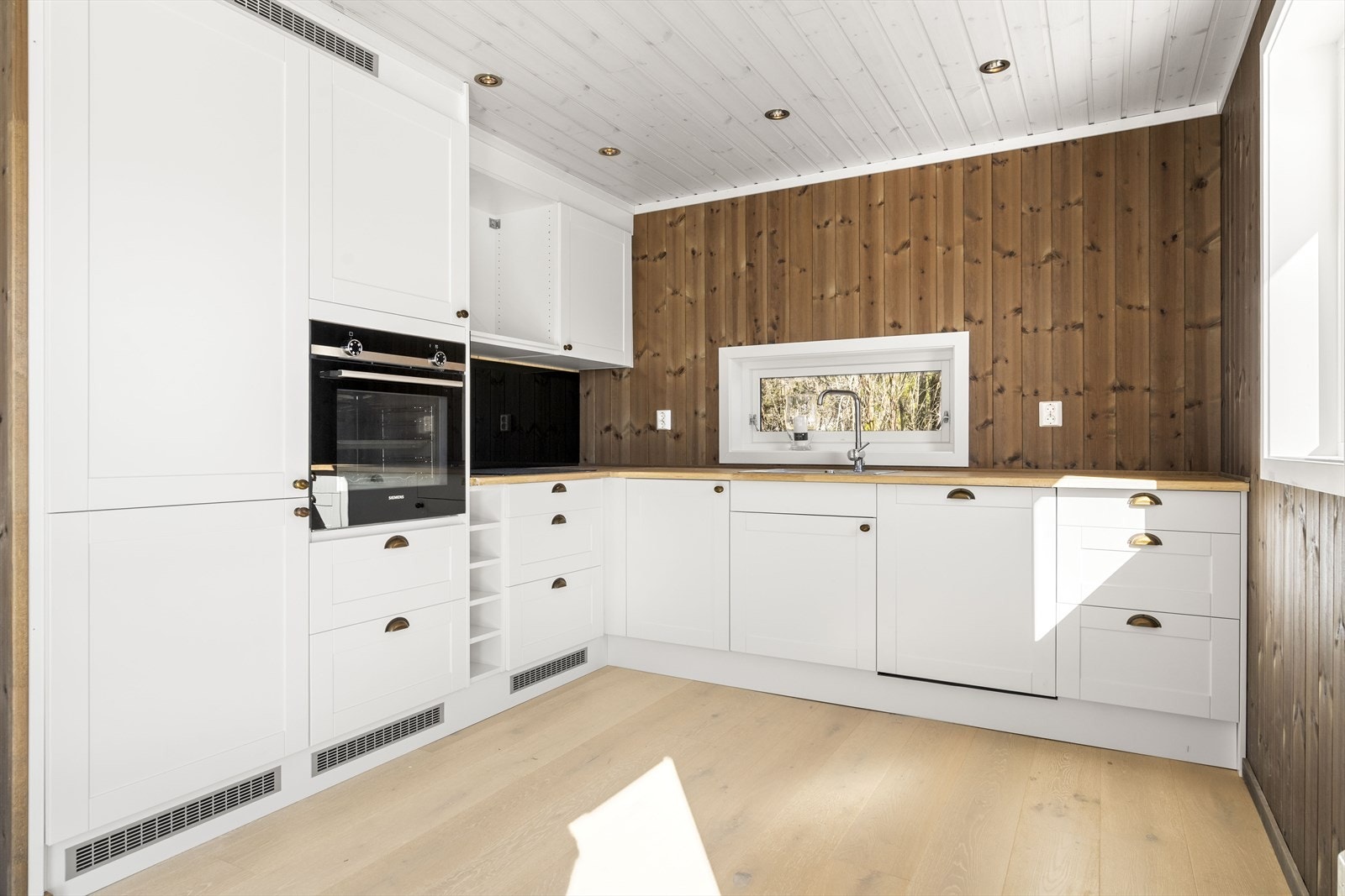 Lekkert og tidløst kjøkken med spotter i tak Galleribilde