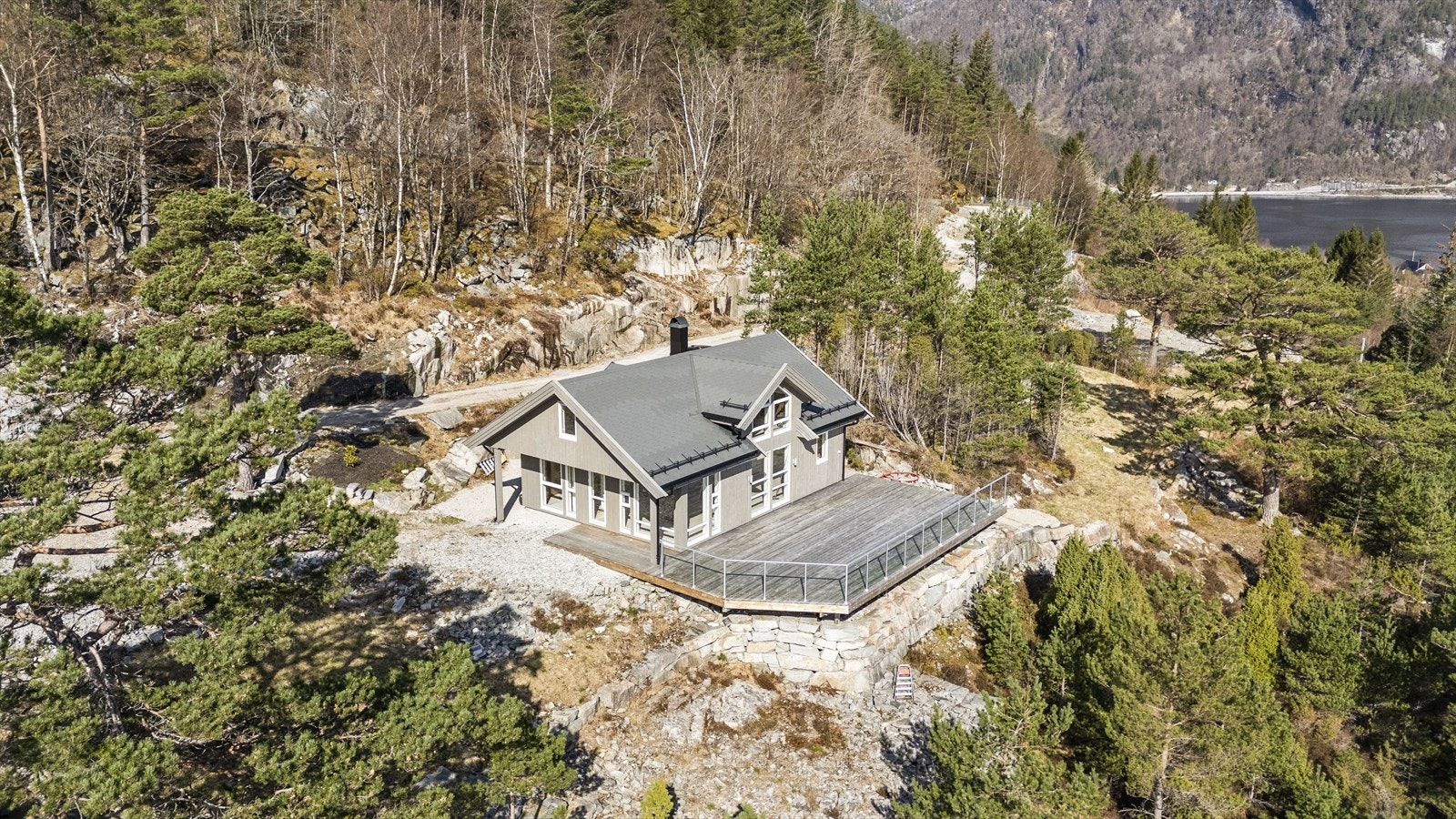 En lekker nyere hytte med usjenert beliggenhet i naturskjønne omgivelser Galleribilde