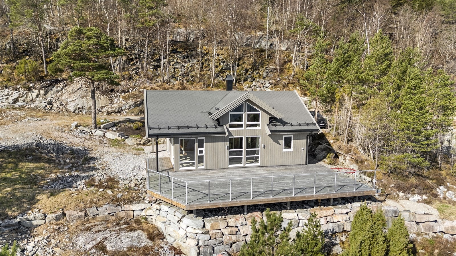 Flott hytte med stor terrasse med glassrekkverk Galleribilde
