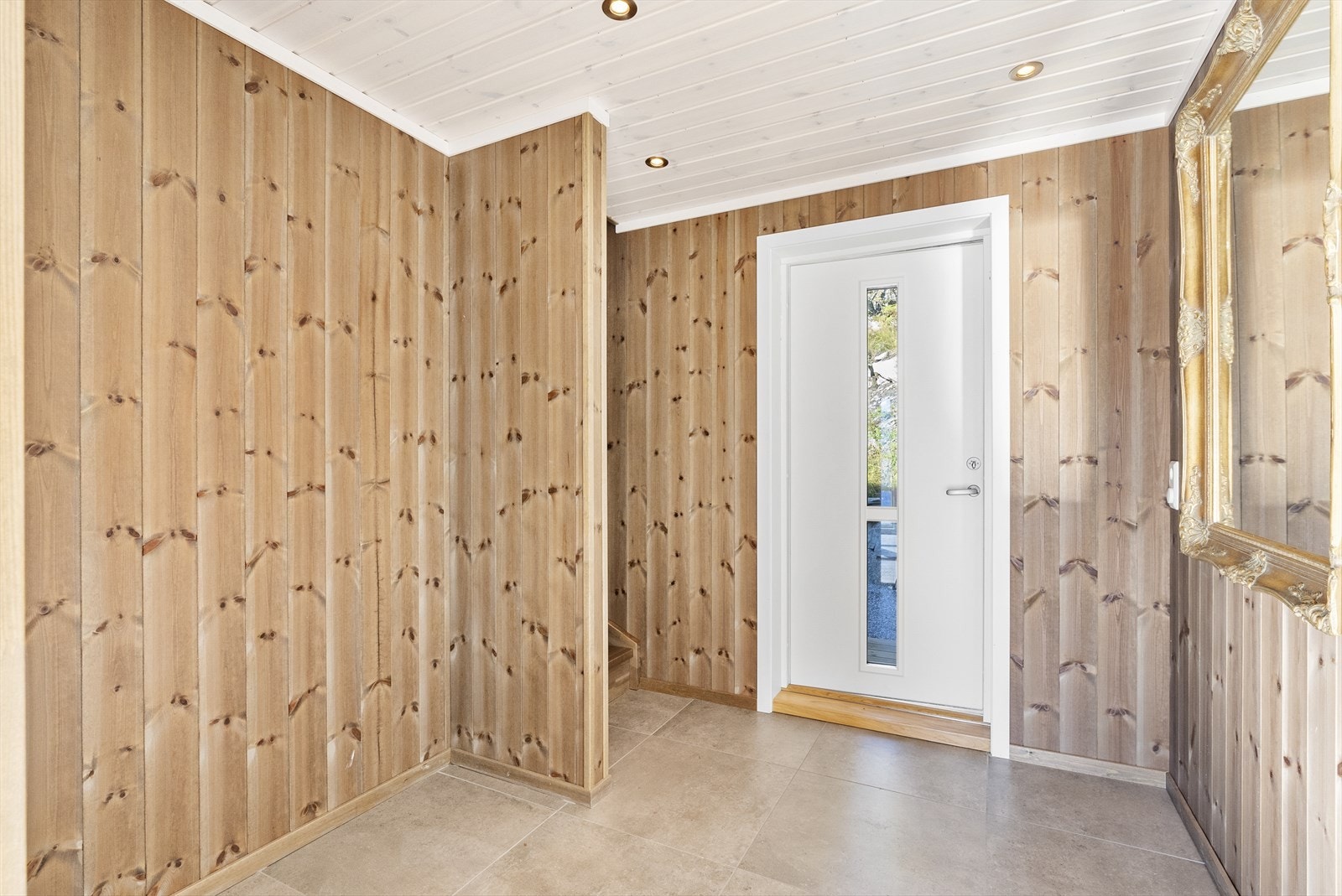 Stor og romslig gang med mulighet til oppbevaring av yttertøy og sko Galleribilde