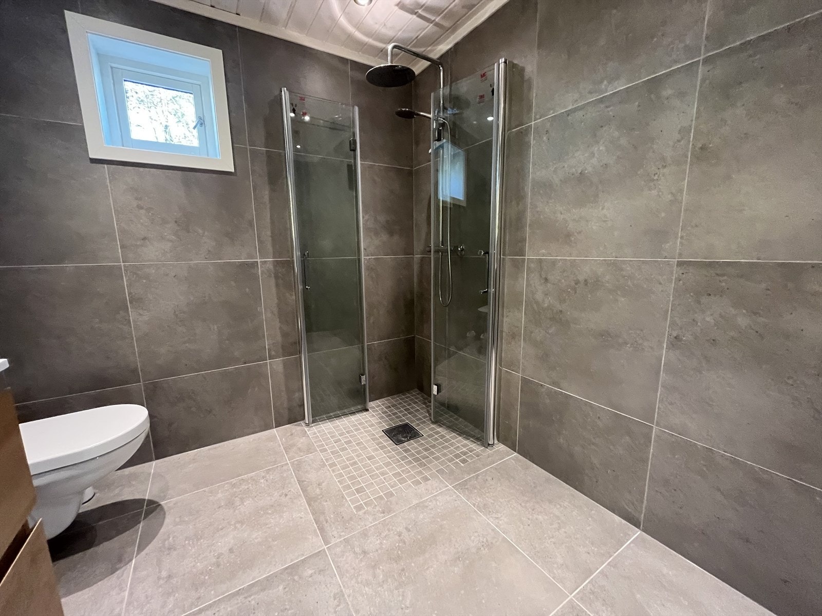 Flott og moderne bad med fliser på gulv og vegger Galleribilde