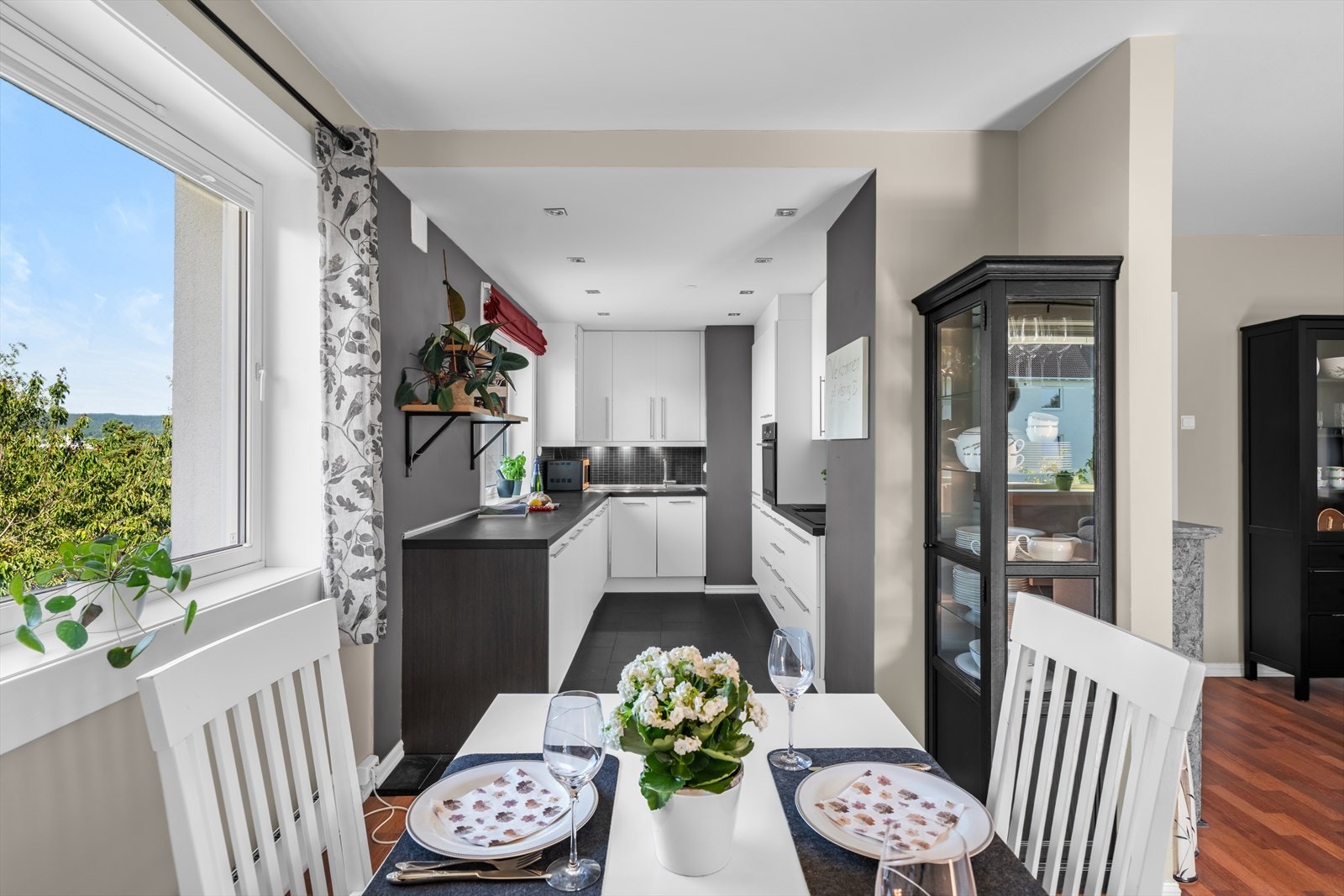 Leiligheten har et Aran kjøkken fra 2012. Galleribilde