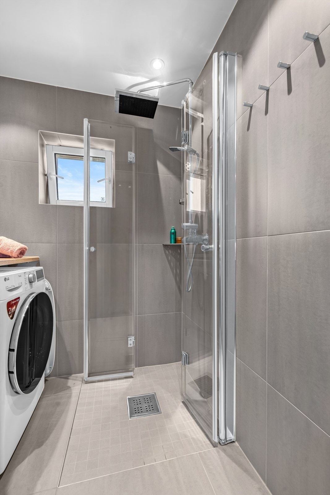 Innredningen består av en baderomsinnredning med glatte, folierte fronter, laminatbenkeplate med bollevask og et speilskap med lysarmatur. Galleribilde