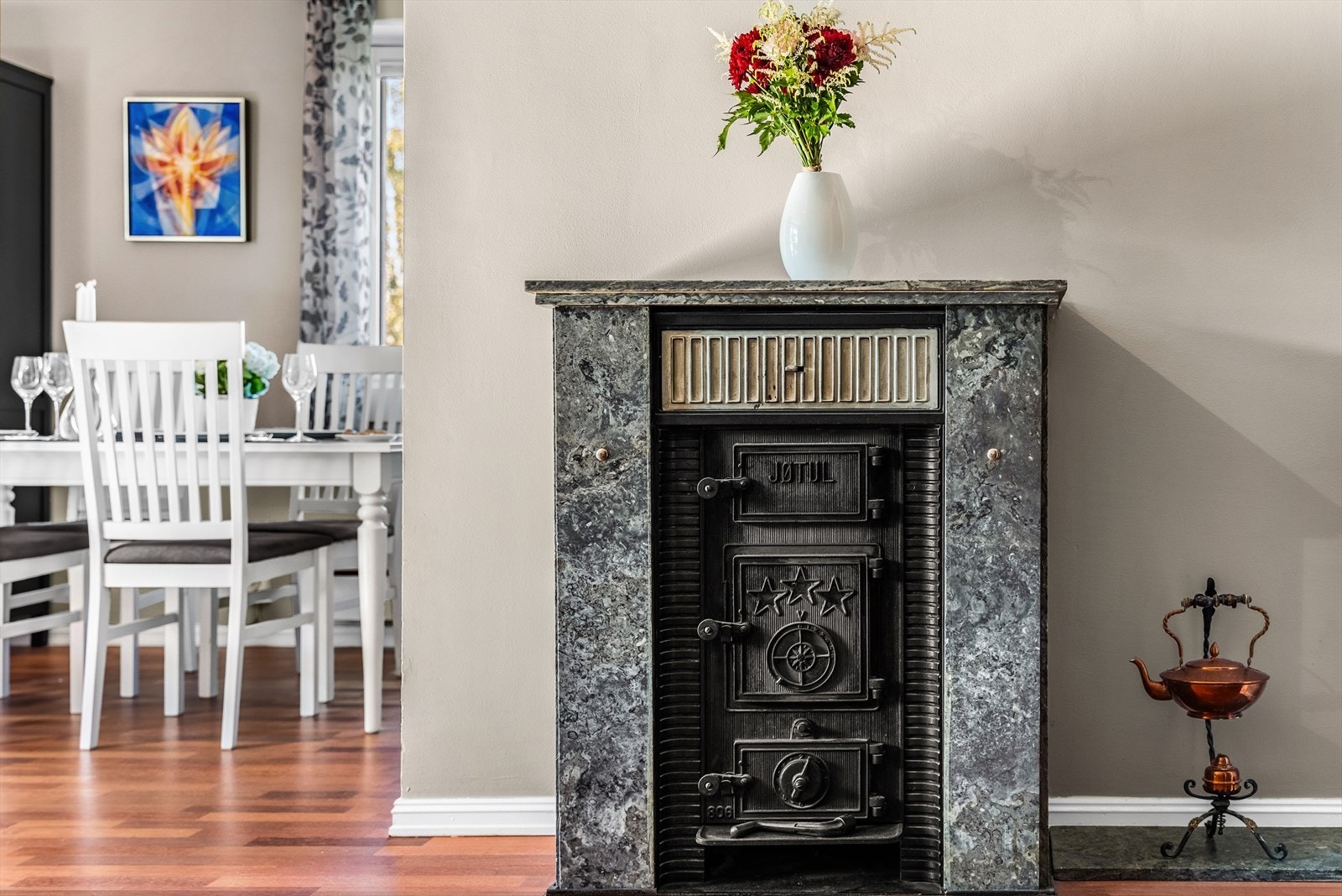 Leiligheten varmes opp via peisovnen i stuen og ellers elektrisk oppvarming. Galleribilde