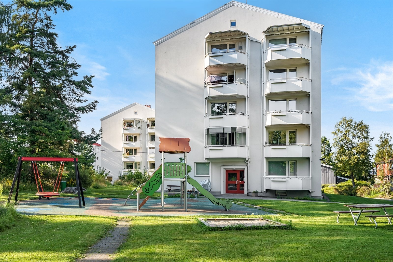 Borettslaget har parkerings- og garasjeplasser, som fordeles etter lister. Ladepark for beboere. Galleribilde