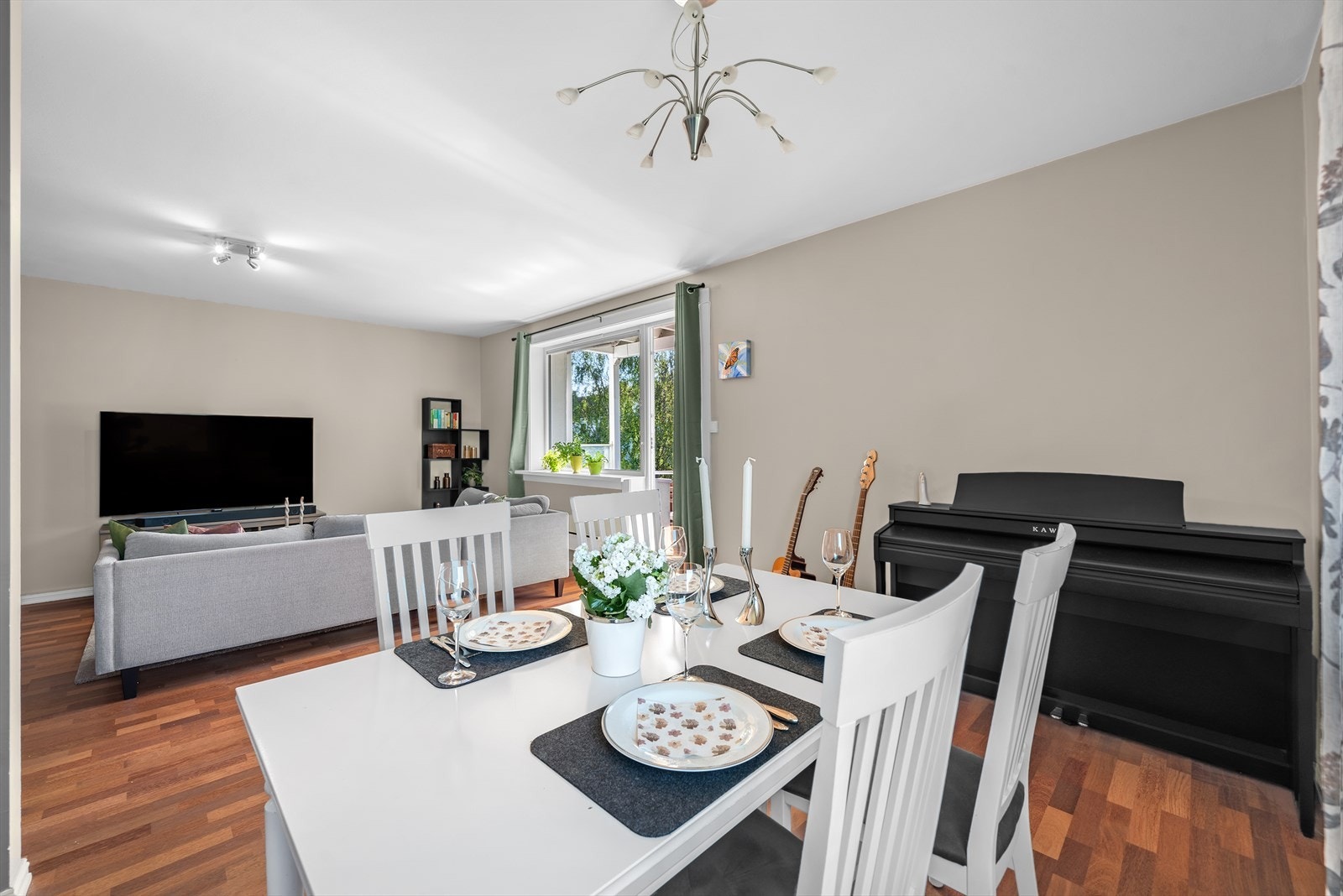 Stuen i åpen løsning med kjøkkenet skaper en sosial sone hvor også kokken holdes med selskap. Galleribilde