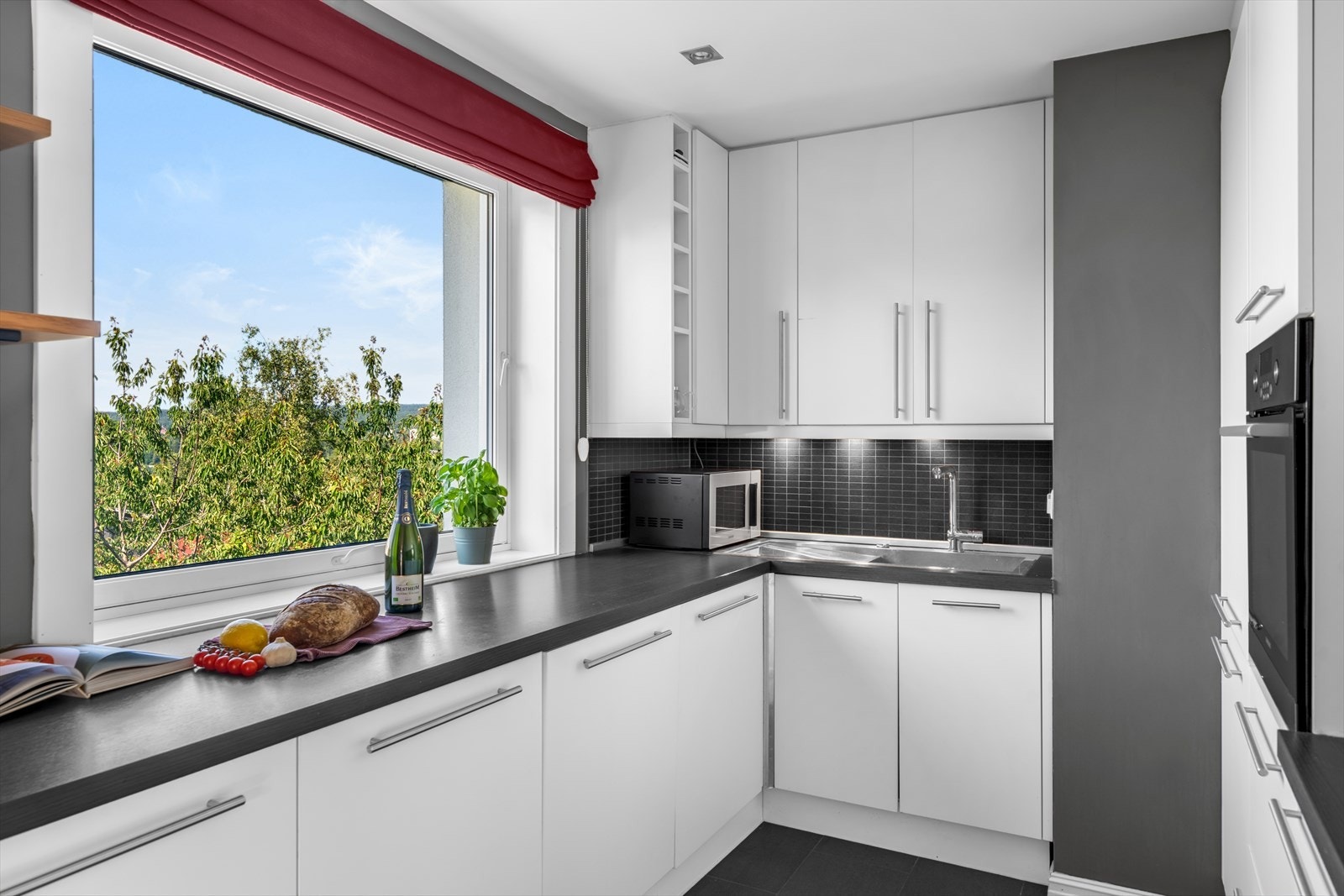 Her er flere store vindusflater som slipper inn mye naturlig lys og skaper en god atmosfære i rommet. Galleribilde