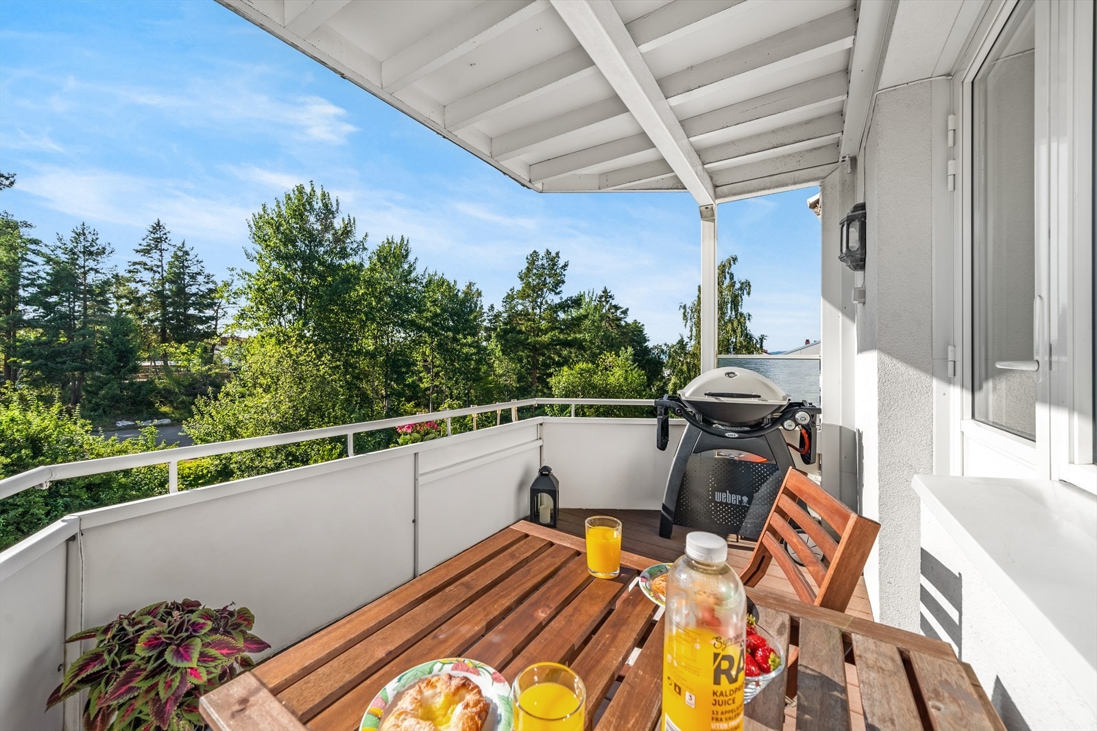 Den vestvendte balkongen gir gode solforhold og er perfekt for rolige ettermiddager, mens peisen skaper lun stemning på kølige dager. Galleribilde