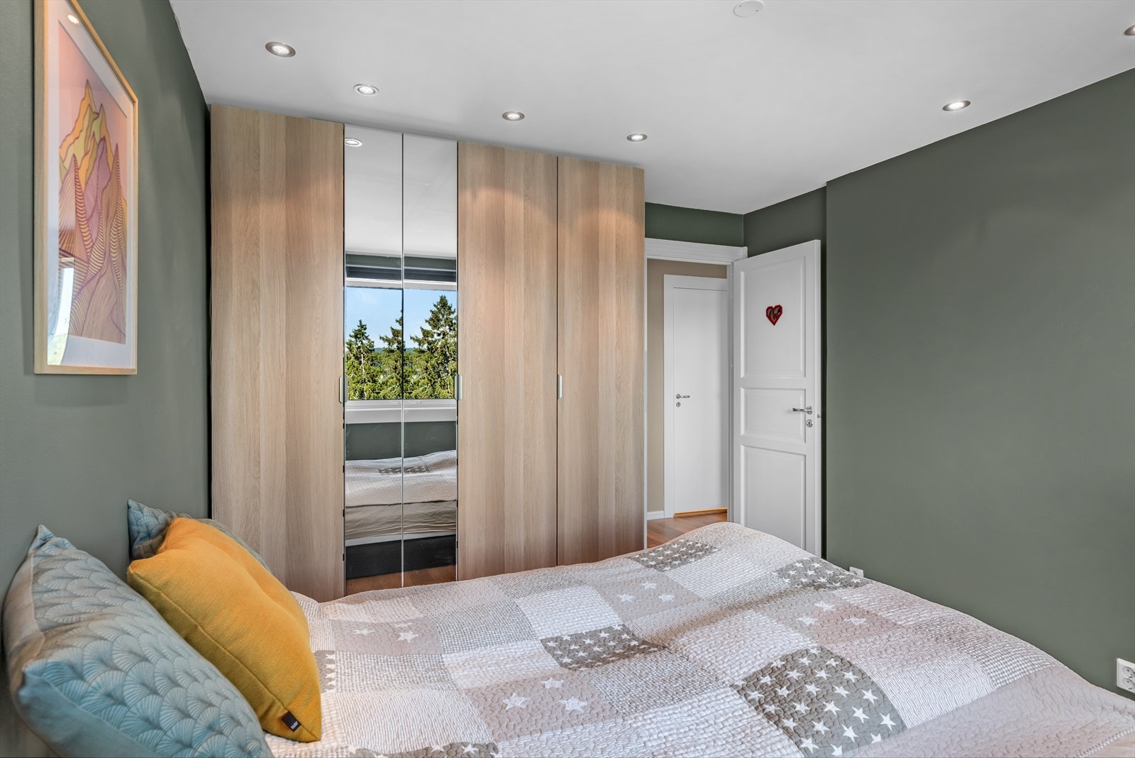 Hovedsoverommet er innredet med en romslig garderobe og det er spotlight belysning i himlingen. Galleribilde