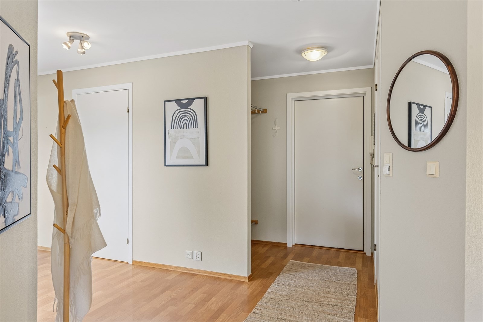 Entréen gir et flott førsteinntrykk med pene gulv, lysmalte vegger og en smart opphengsløsning for yttertøy og sko. Gulv, tak og vegger modernisert etter at bilder er tatt Galleribilde